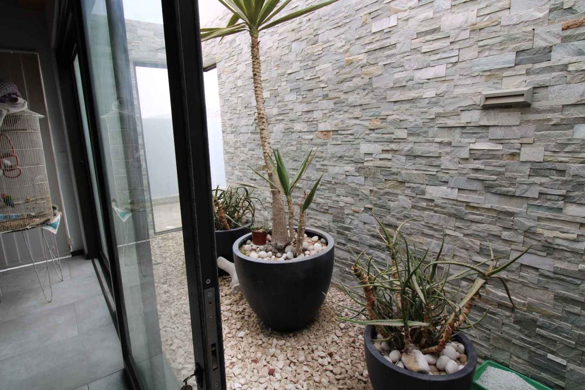 Sensational and Stylish open plan living close to schools. - Photo 5