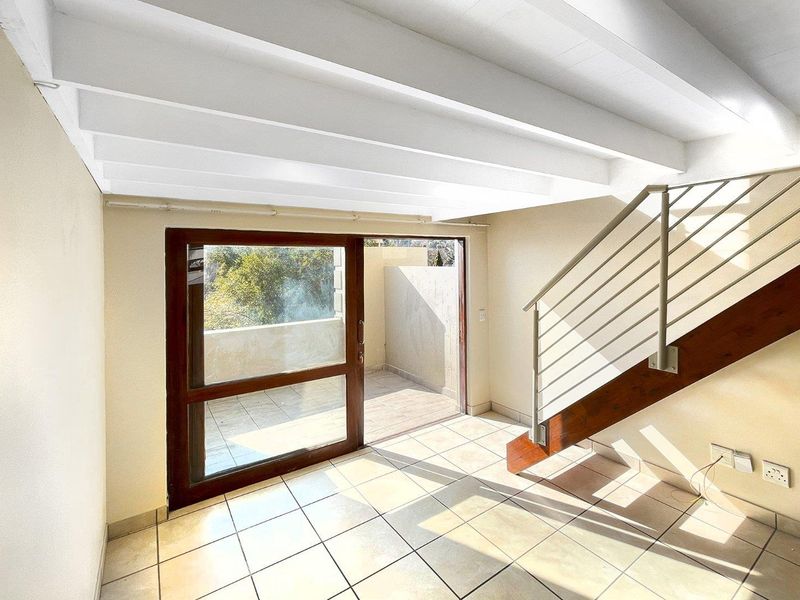 Charming 2 Bedroom Loft Apartment in Secure Complex - Photo 7