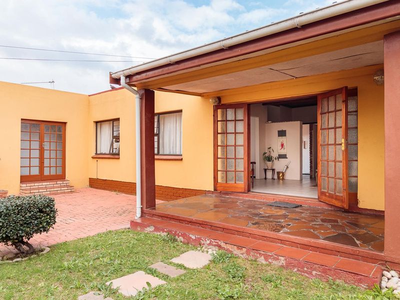 Beautiful 4-Bedroom Family Home - Photo 3