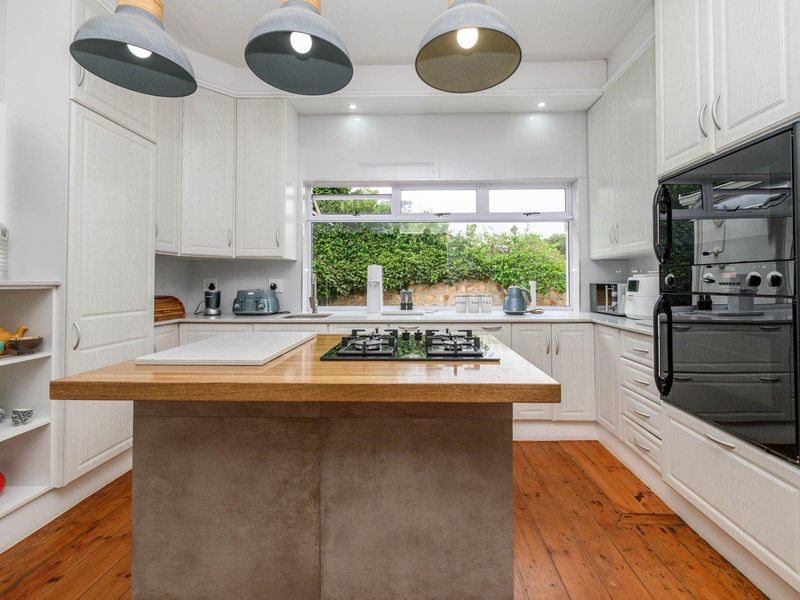 Beautiful Family Home in a Quiet Cul-de-Sac - Photo 9