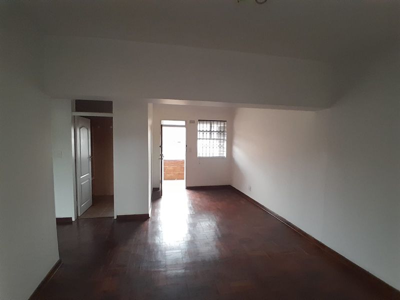 Sunny Top-Floor Apartment in Secure Boomed Waverley Enclave - Photo 5