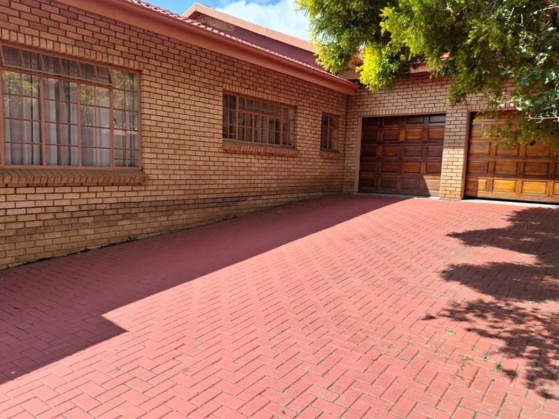 Spacious Family Home for Sale in Eastdene, well located. - Photo 1