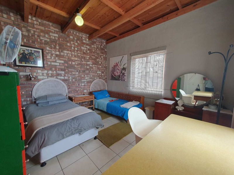 "Spacious 5-Bed Home: Ideal for Families or Investors!" - Photo 10