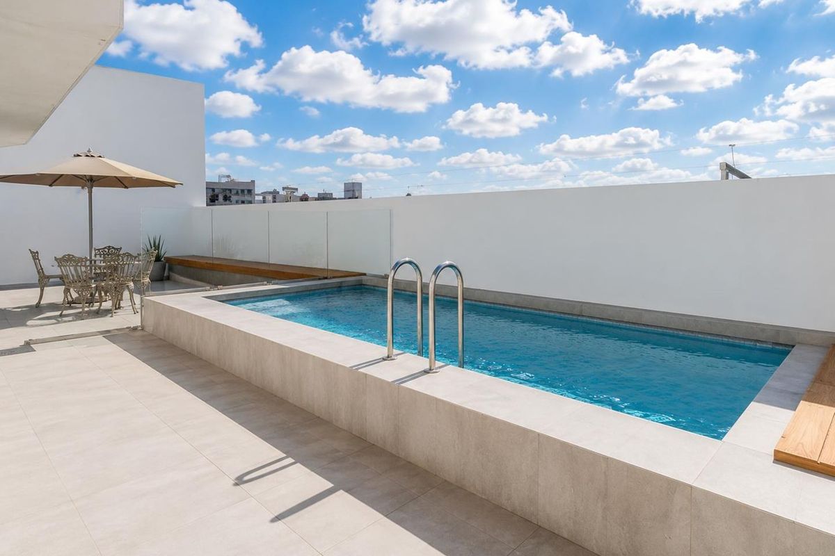 Studio Apartment with Iconic Mountain Views – For Sale | 1 on Albert, Woodstock, Cape Town - Photo 2
