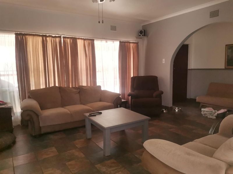 4 Bedroom House For Sale in Vanderbijlpark SE1 - Photo 6