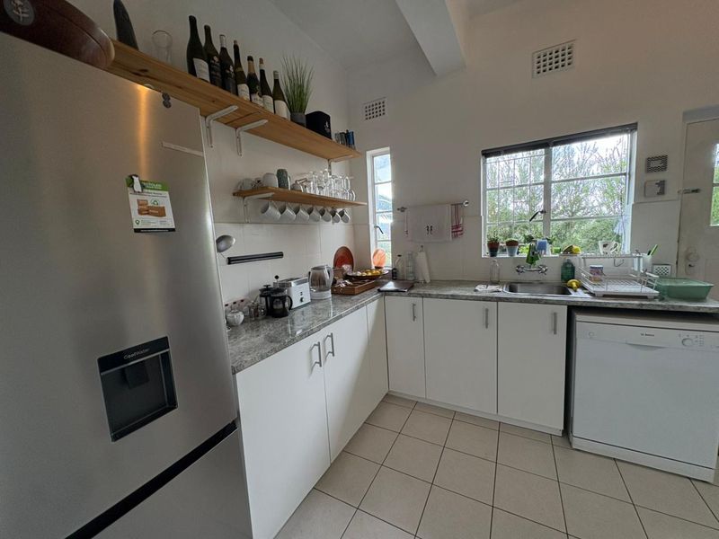 Secure 2 Bedroom Apartment in Art Deco Block in Gardens - Photo 6