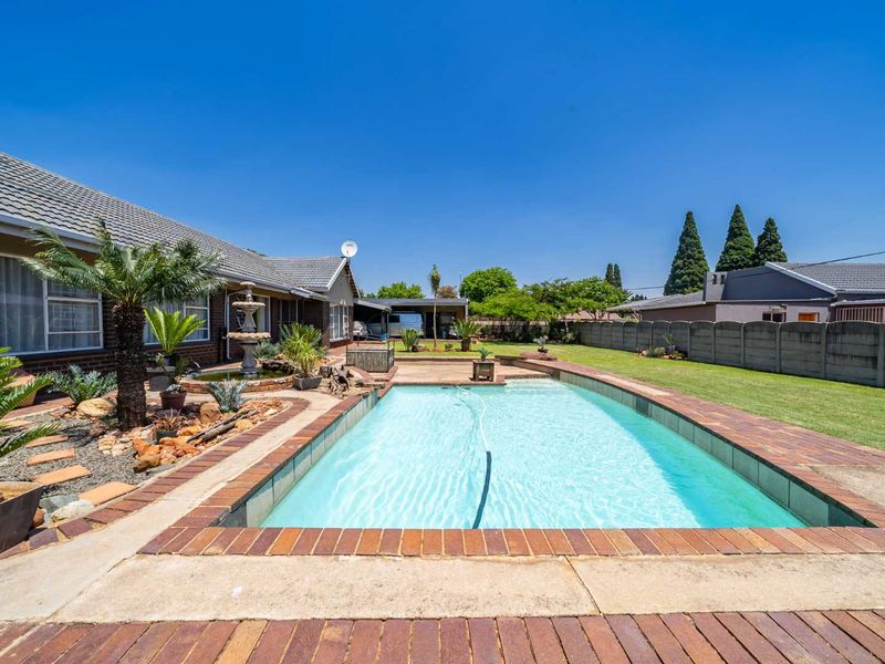 Spacious Family Home with Expansive Garden and Pool in Parkrand** - Photo 10
