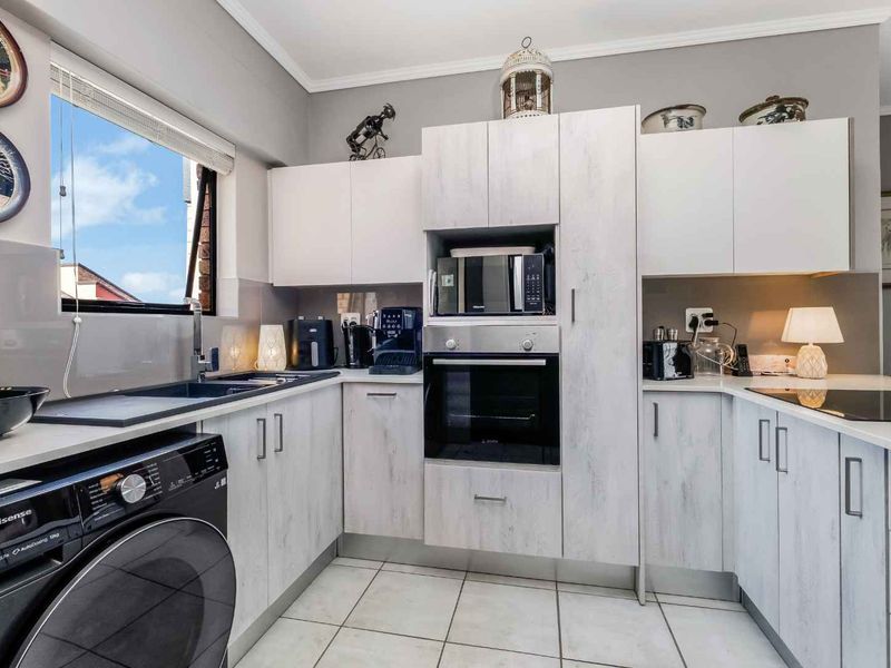 STYLISH AND CLASSY TOP FLOOR UNIT, IN A QUIET POSITION OFFERING PLENTY OF SPACE AND GORGEOUS VIEWS - Photo 4