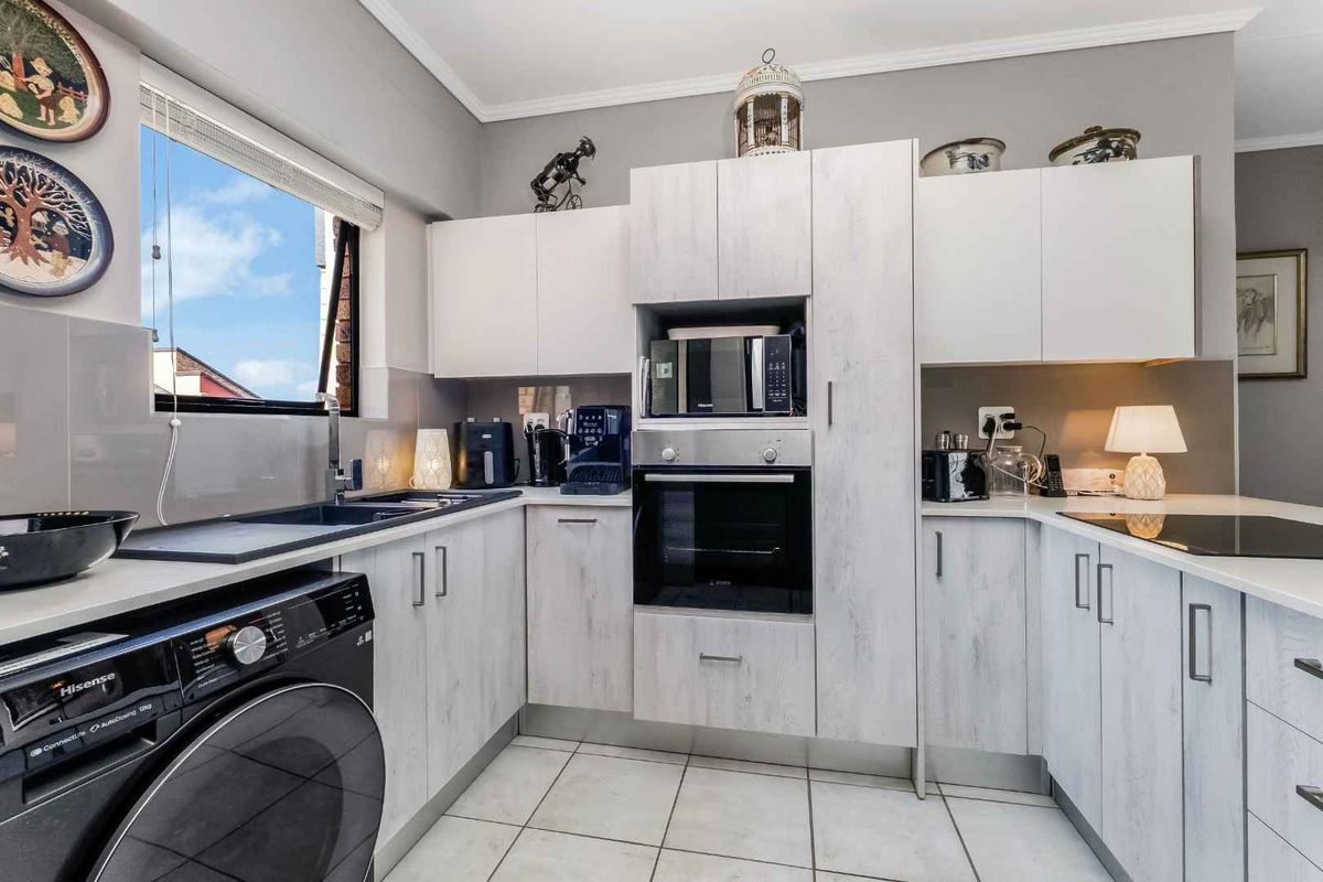 STYLISH AND CLASSY TOP FLOOR UNIT, IN A QUIET POSITION OFFERING PLENTY OF SPACE AND GORGEOUS VIEWS - Photo 4