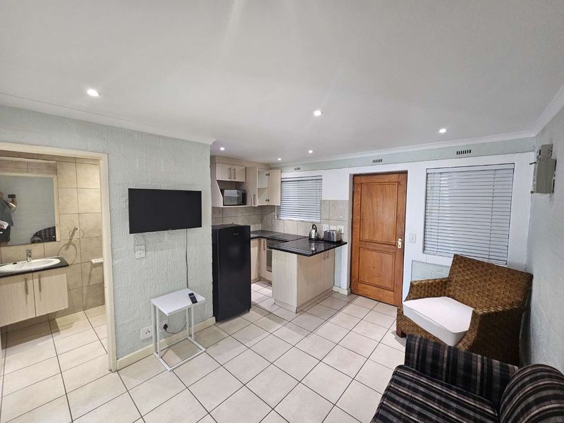 Beautifully renovated and furnished 2 Bed 1 Bath Apartment with open plan living area with kitchenett - Photo 10