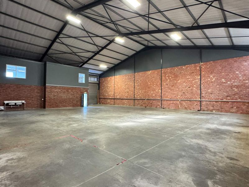 Secure Business Park - Warehouse with good height, available immediately! - Photo 5