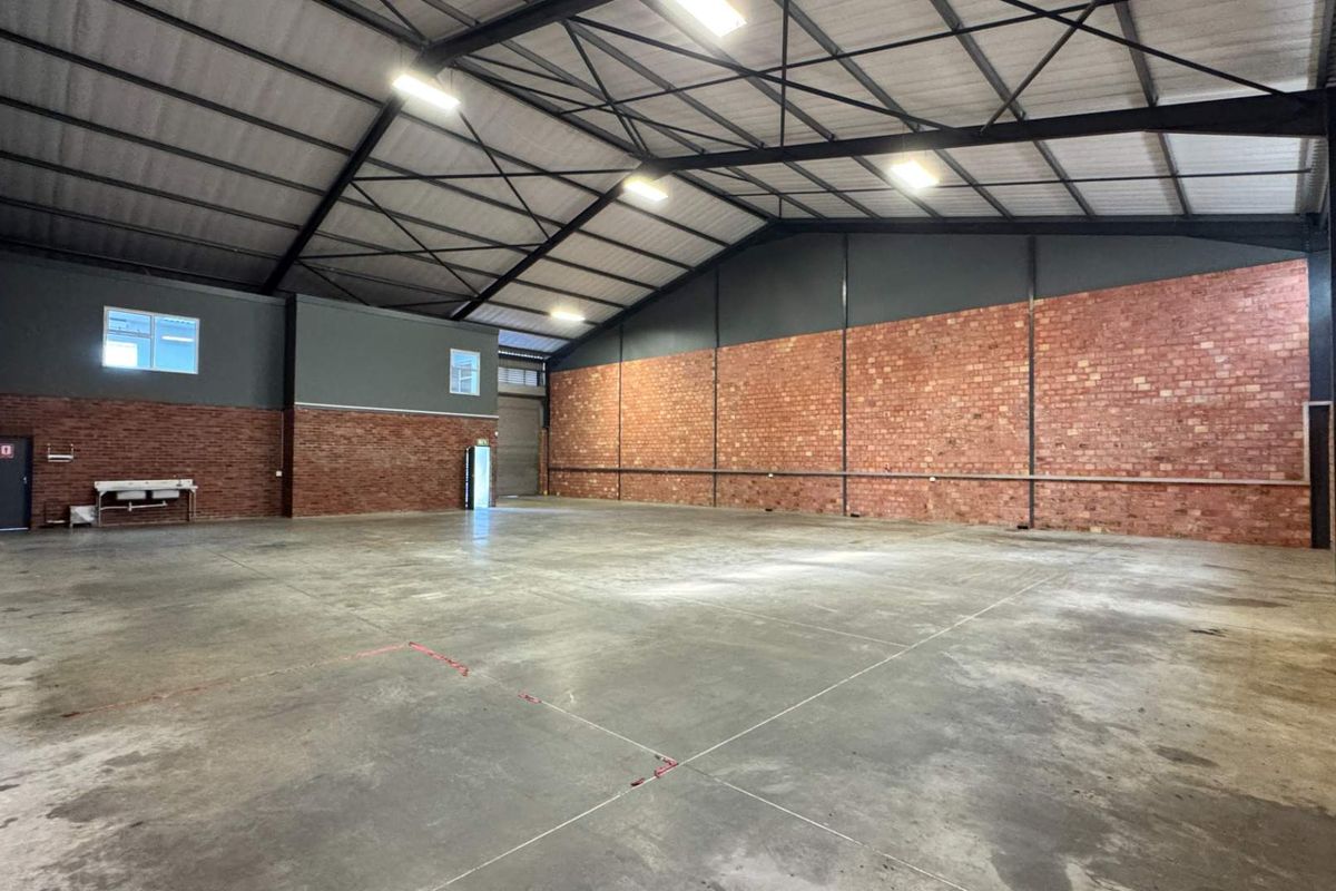 Secure Business Park - Warehouse with good height, available immediately! - Photo 5
