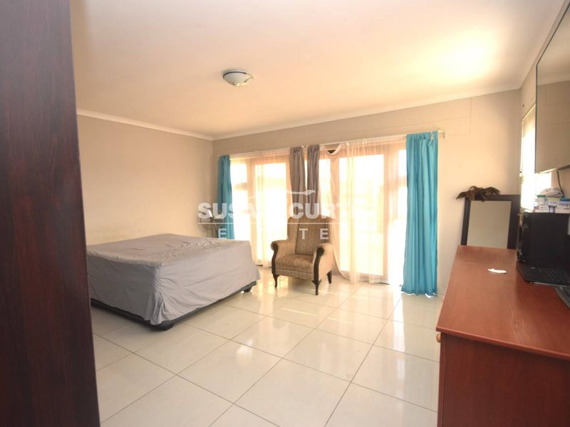 Live & Earn: 3 Bedroom Main House Plus 3 Private Flats - Photo 6