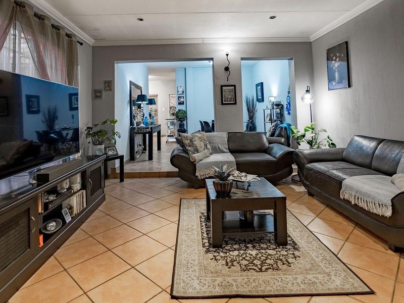 Townhouse with huge garden in the popular Highveld area - Photo 5