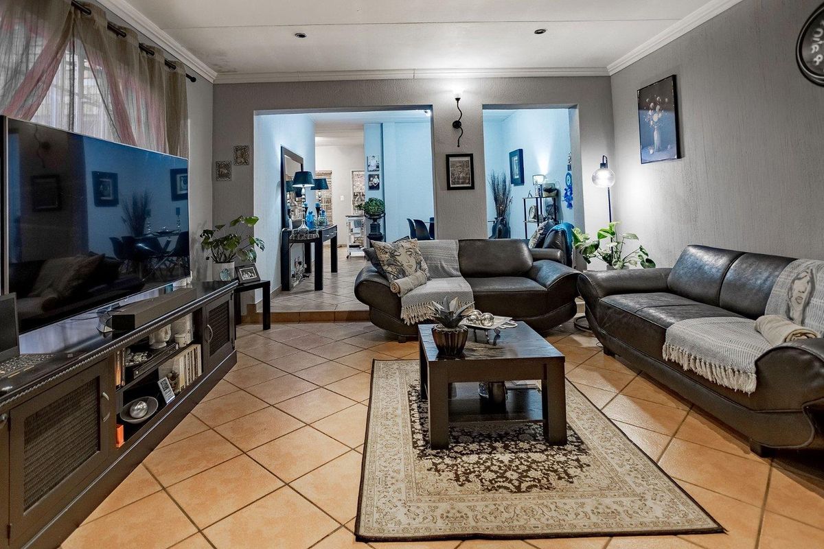 Townhouse with huge garden in the popular Highveld area - Photo 5
