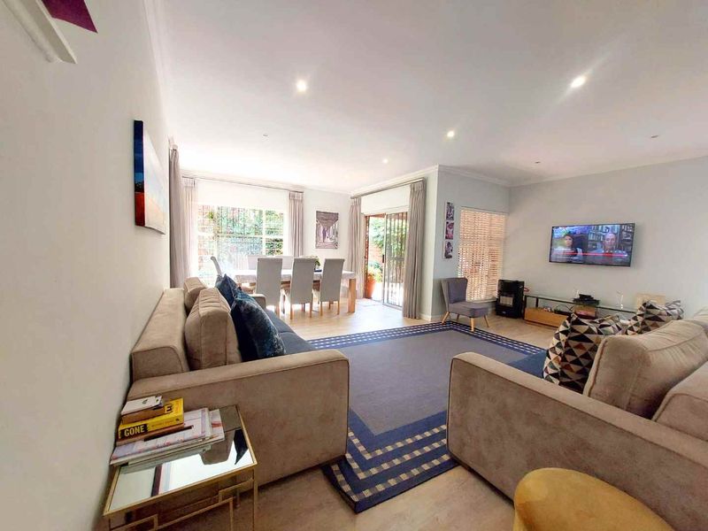 Fabulous Facebrick Townhouse has it all._ Pet-friendly | Garden | Staff Area | Energy Saving - Photo 7