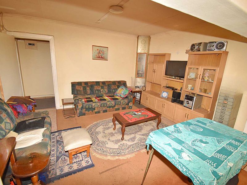Spacious Home - Photo 7