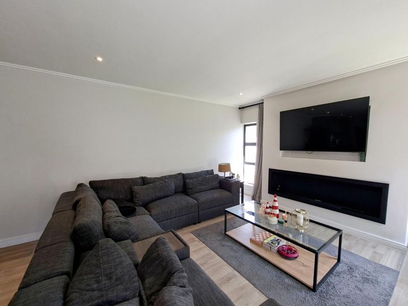 Stunning 3 bedroom, 3.5 bathroom cluster available in Bryanston - Photo 7