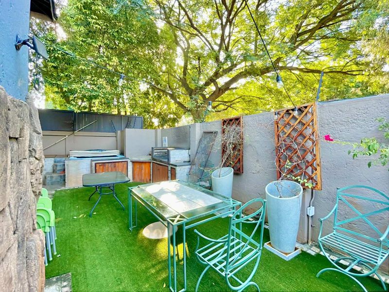 SPRING OFFER! NOT JUST A 5-BEDROOM DOUBLE STOREY HOUSE – A VERSATILE FAMILY HOME WITH A PRIVATE FLATLET, MULTIPLE LIVING AREAS & SPACE TO MAKE IT YOUR OWN - Photo 2