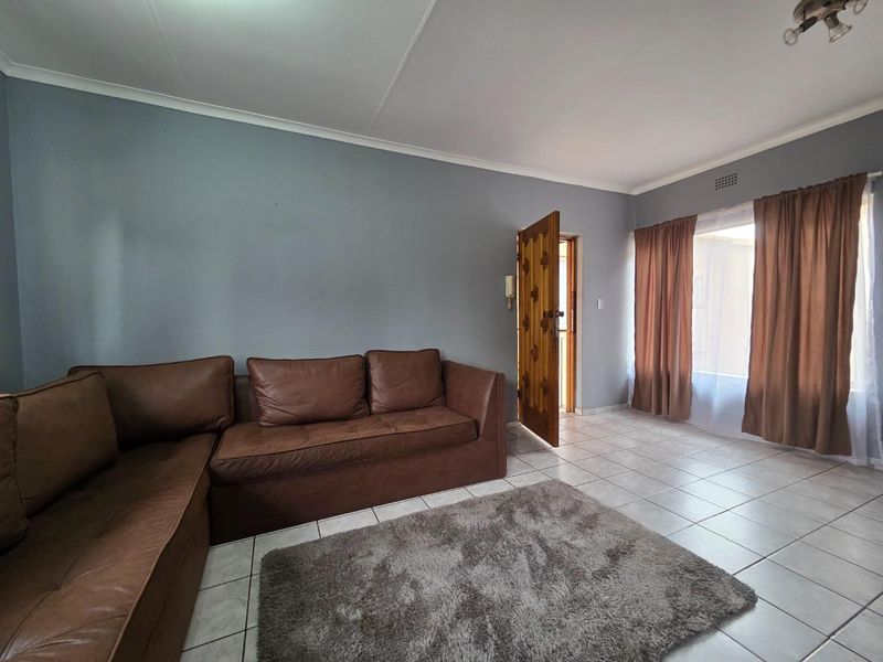 Secure & Stylish Upstairs Unit in Verwoerdpark - Photo 6