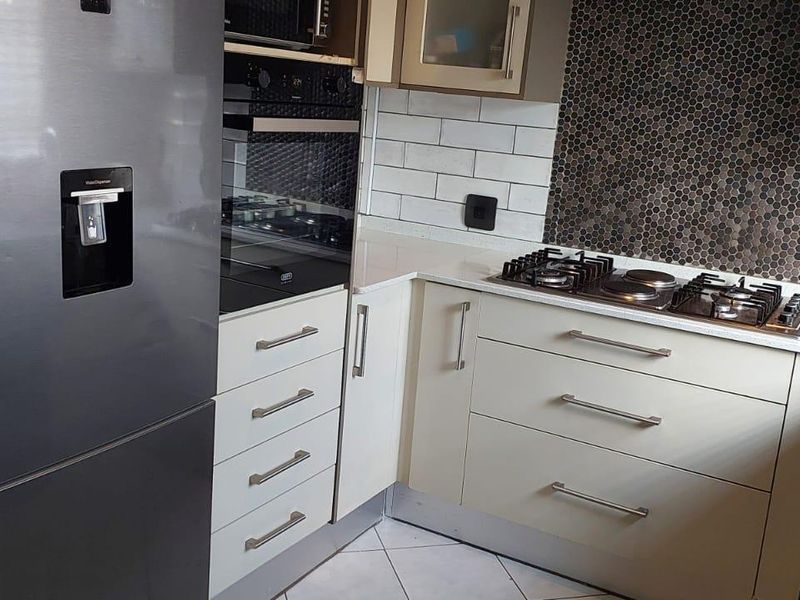 3 Bedroom House in Rosslyn - Photo 3