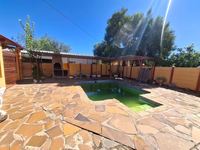 🏡 FOR SALE | Pioneerspark  4-Bedroom House with Bachelor Flat – N$ 4,100,000 - Photo 3