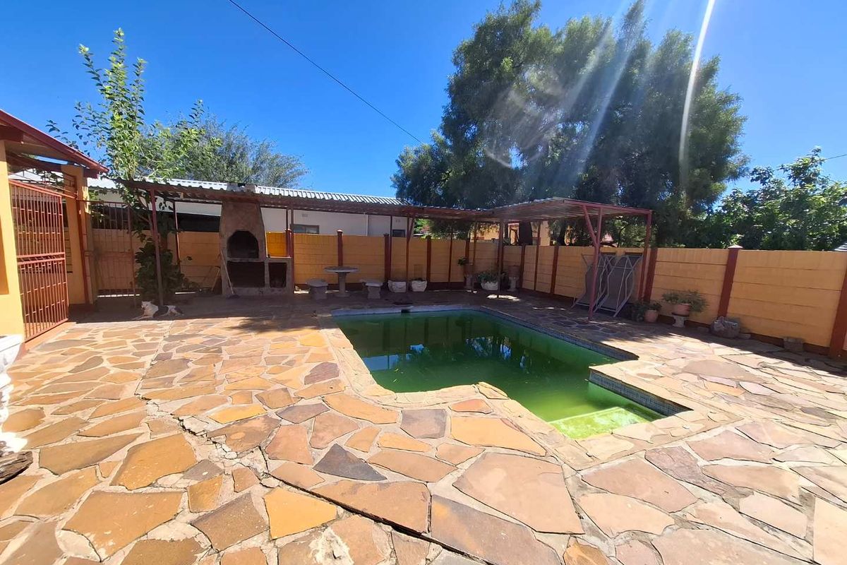 🏡 FOR SALE | Pioneerspark  4-Bedroom House with Bachelor Flat – N$ 4,100,000 - Photo 3