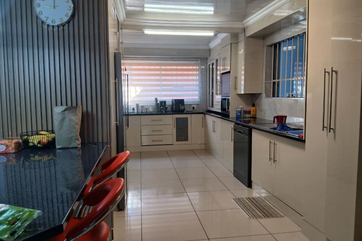 Spacious Elegance: Perfect Family Home or Guest Oasis! - Photo 2