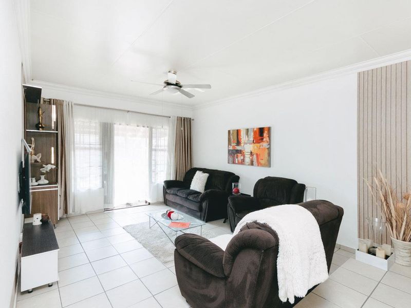 Neat 2 bedroom 2 bathroom unit for sale in Weltevreden Park Roodepoort - Photo 7