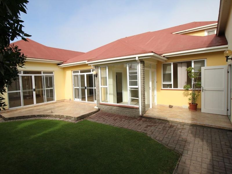 Large family Home for Sale in Central Swakopmund - Photo 4