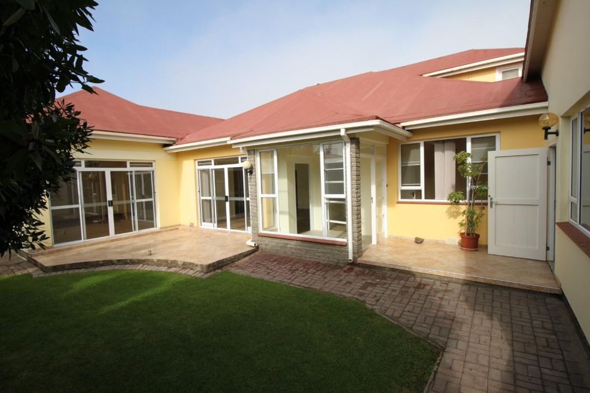 Large family Home for Sale in Central Swakopmund - Photo 4