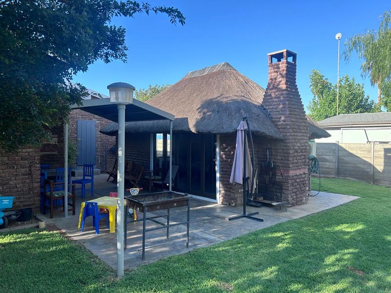 4-Bedroom Family Home in a Highly Sought-After Neighbourhood - Photo 10