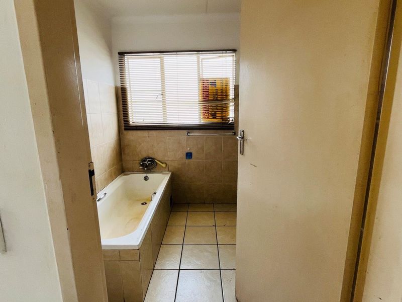 Lock up and go apartment in estate! - Photo 6