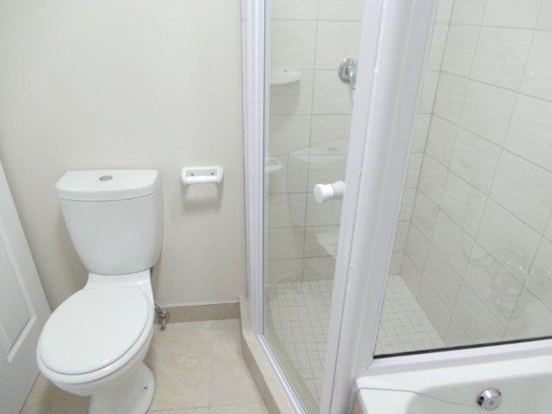 Secure Apartment close to amenities! - Photo 8