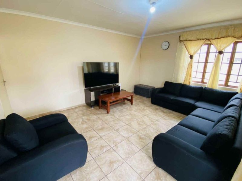 🏡 Perfect Starter Home with Huge Potential! - Photo 6