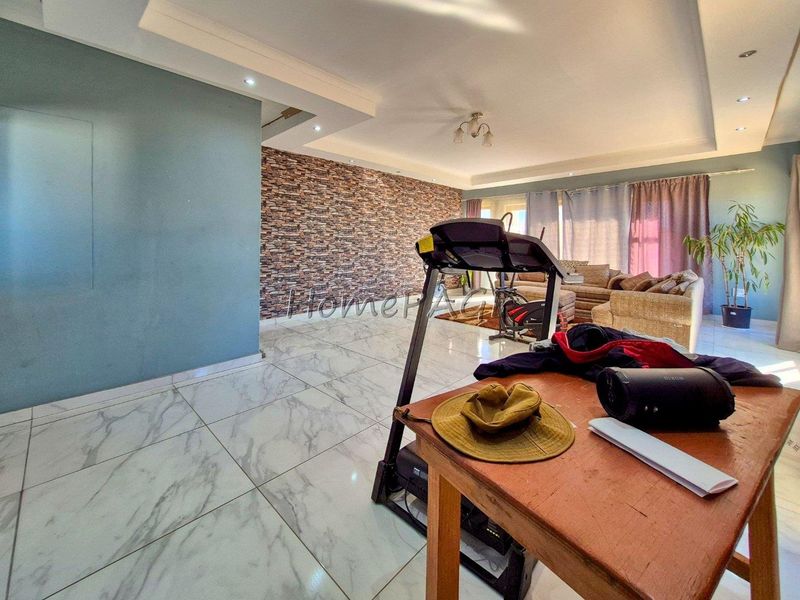 Kuisebmond, Walvis Bay:  3 Bedr Home with 3 Flats is for sale - Photo 3
