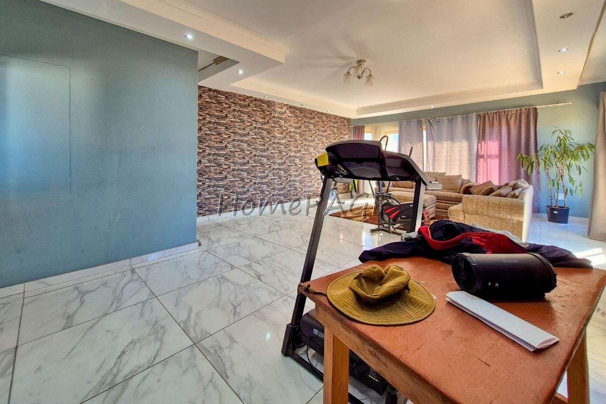 Kuisebmond, Walvis Bay:  3 Bedr Home with 3 Flats is for sale - Photo 3