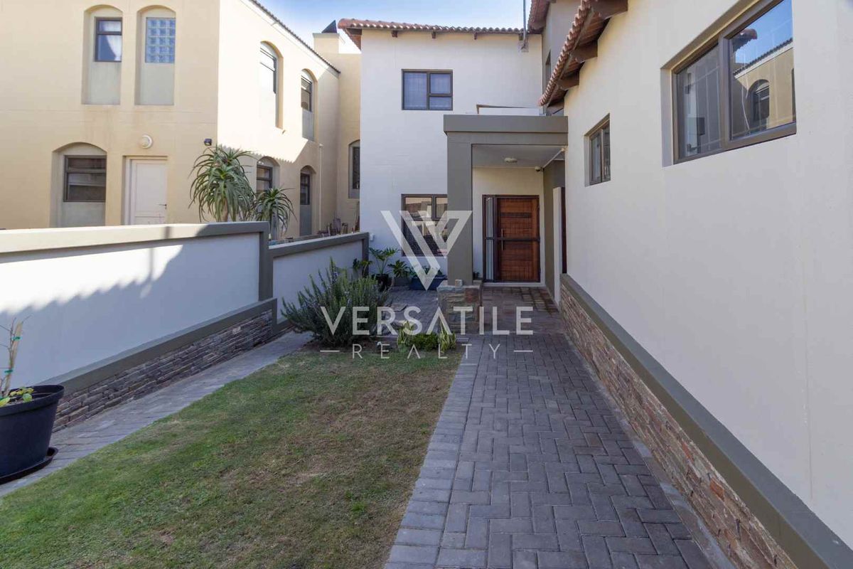 Townhouse For Sale - Photo 2