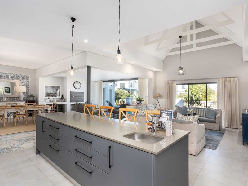 Magnificent Four-Bedroom Home to Rent on Val de Vie Estate, Offered Fully Furnished - Photo 4