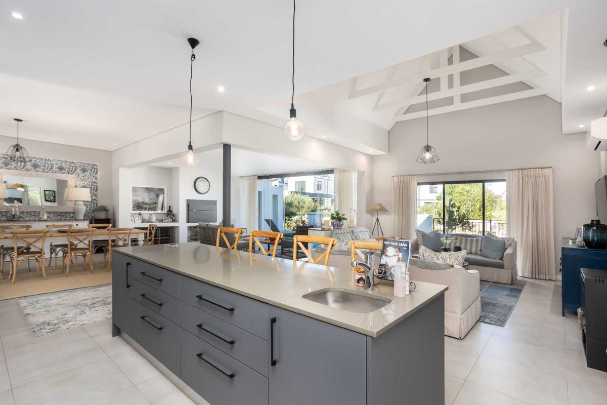 Magnificent Four-Bedroom Home to Rent on Val de Vie Estate, Offered Fully Furnished - Photo 4