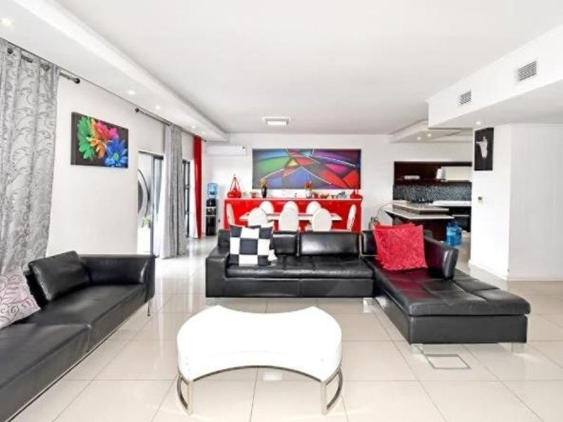 Three Bedroom Penthouse apartment with sensational views - Photo 3