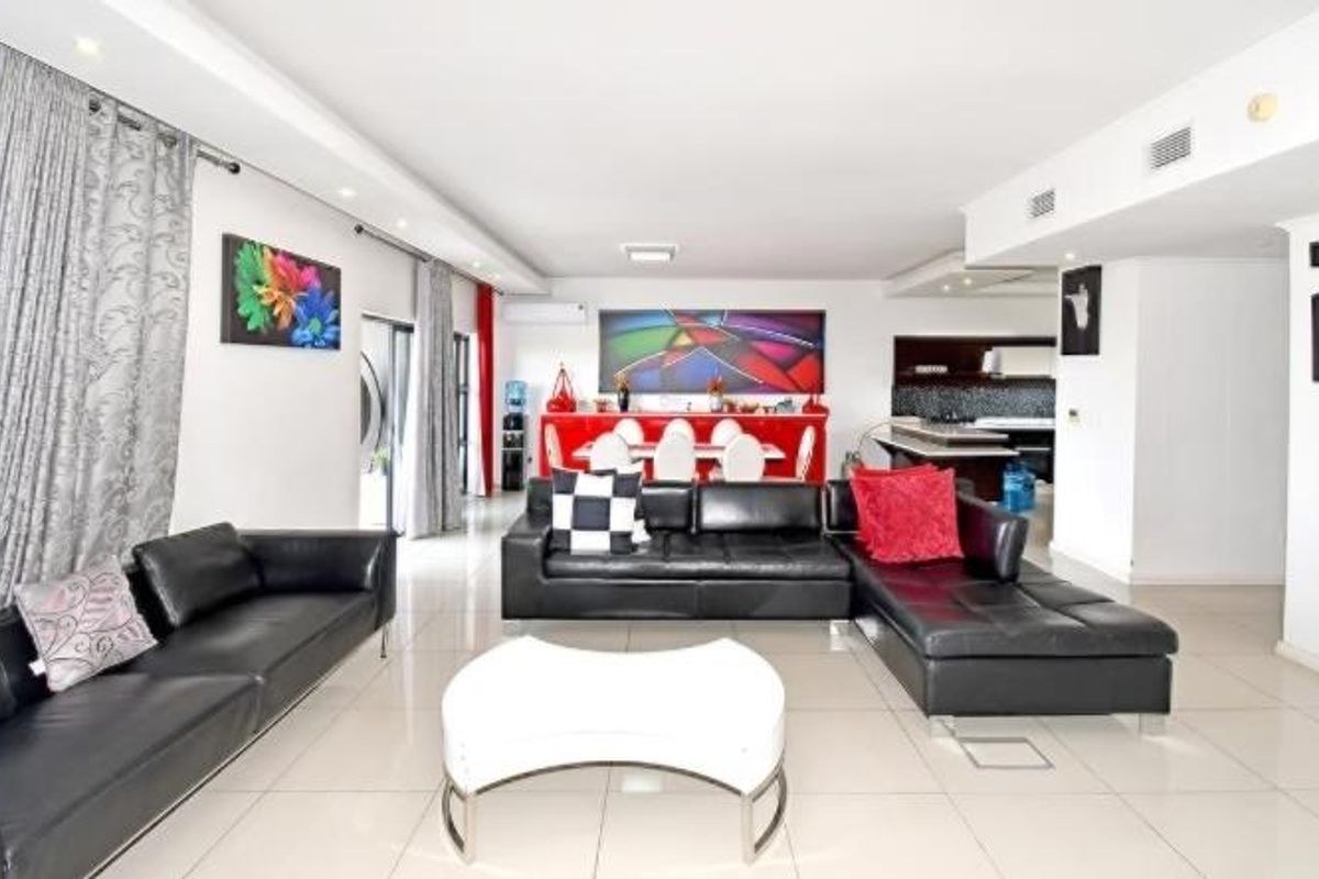 Three Bedroom Penthouse apartment with sensational views - Photo 3