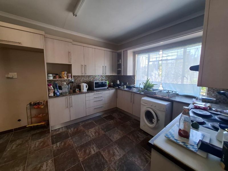 One Level Family Home with Modern Finishes for Sale in Suiderhof. - Photo 3