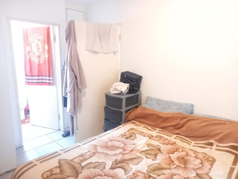 Lovely 1 bedroom apartment in Weltevreden Park. - Photo 7