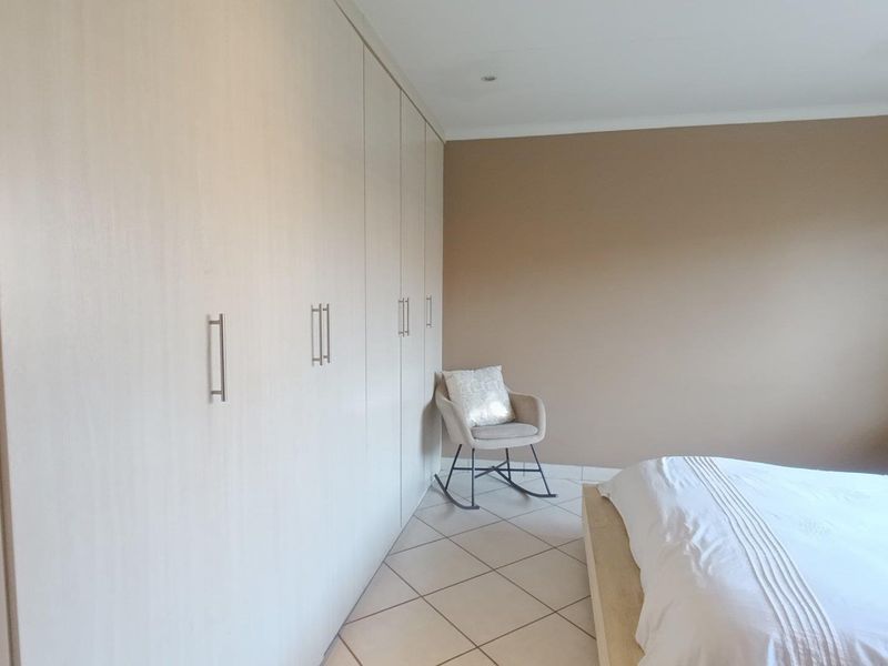 Secure Haven: Charming 3-Bedroom Family Home with Garden - Photo 9