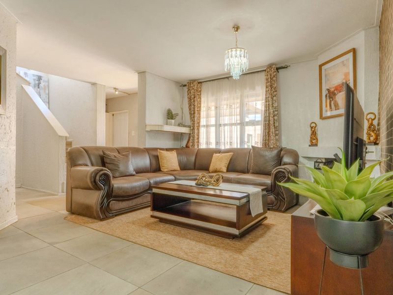 Modern, 3 Bedroom, 2.5 Bath, Staff Accomodation - Photo 2