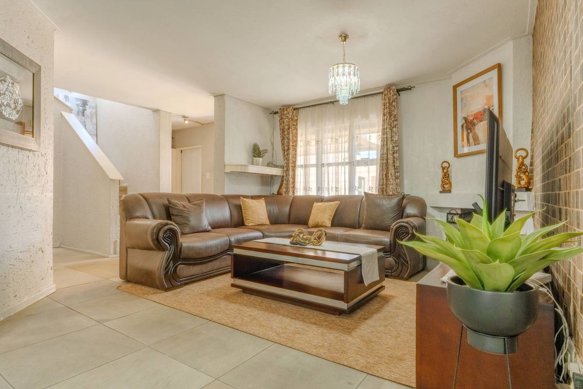 Modern, 3 Bedroom, 2.5 Bath, Staff Accomodation - Photo 2