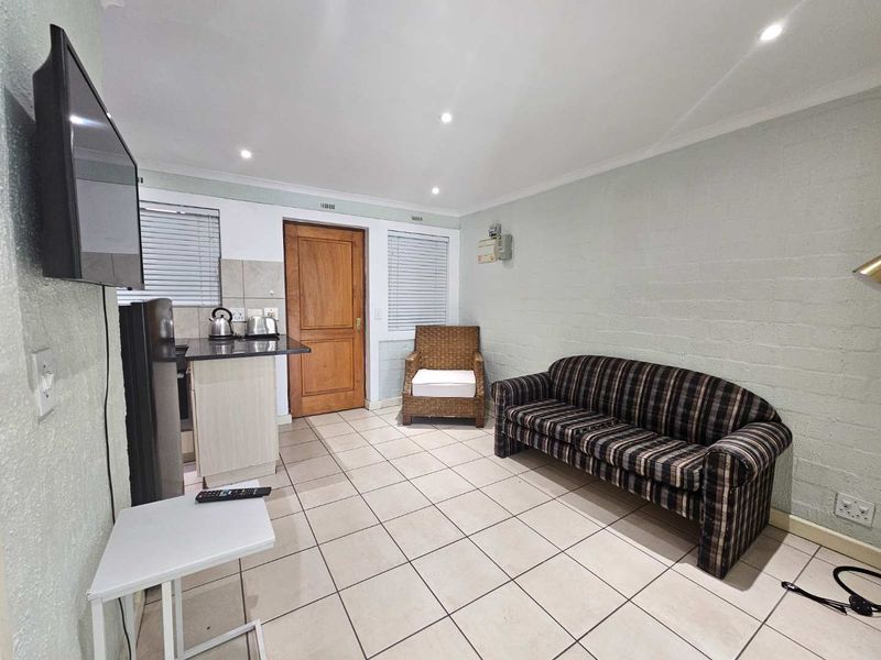 Beautifully renovated and furnished 2 Bed 1 Bath Apartment with open plan living area with kitchenett - Photo 2