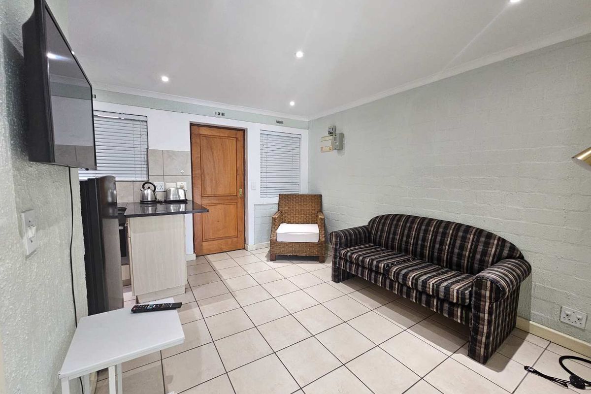 Beautifully renovated and furnished 2 Bed 1 Bath Apartment with open plan living area with kitchenett - Photo 2