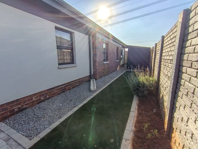 Modern 3-Bedroom Home with Extra Space in Leopard’s Rest - Photo 6
